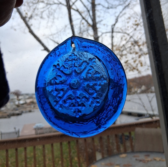 Blenko Cobalt Blue Snowflake Pressed Glass Suncatcher - Picture 2 of 4